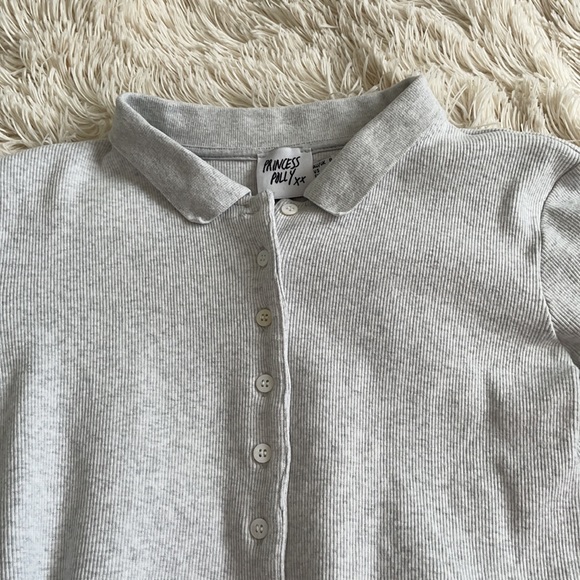 PRINCESS POLLY - Grey Button Long Sleeve Crop Top - Picture 4 of 5